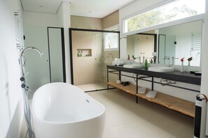 Castanheira | Badkamer | Gratis toiletartikelen, een haardroger, badjassen, pantoffels