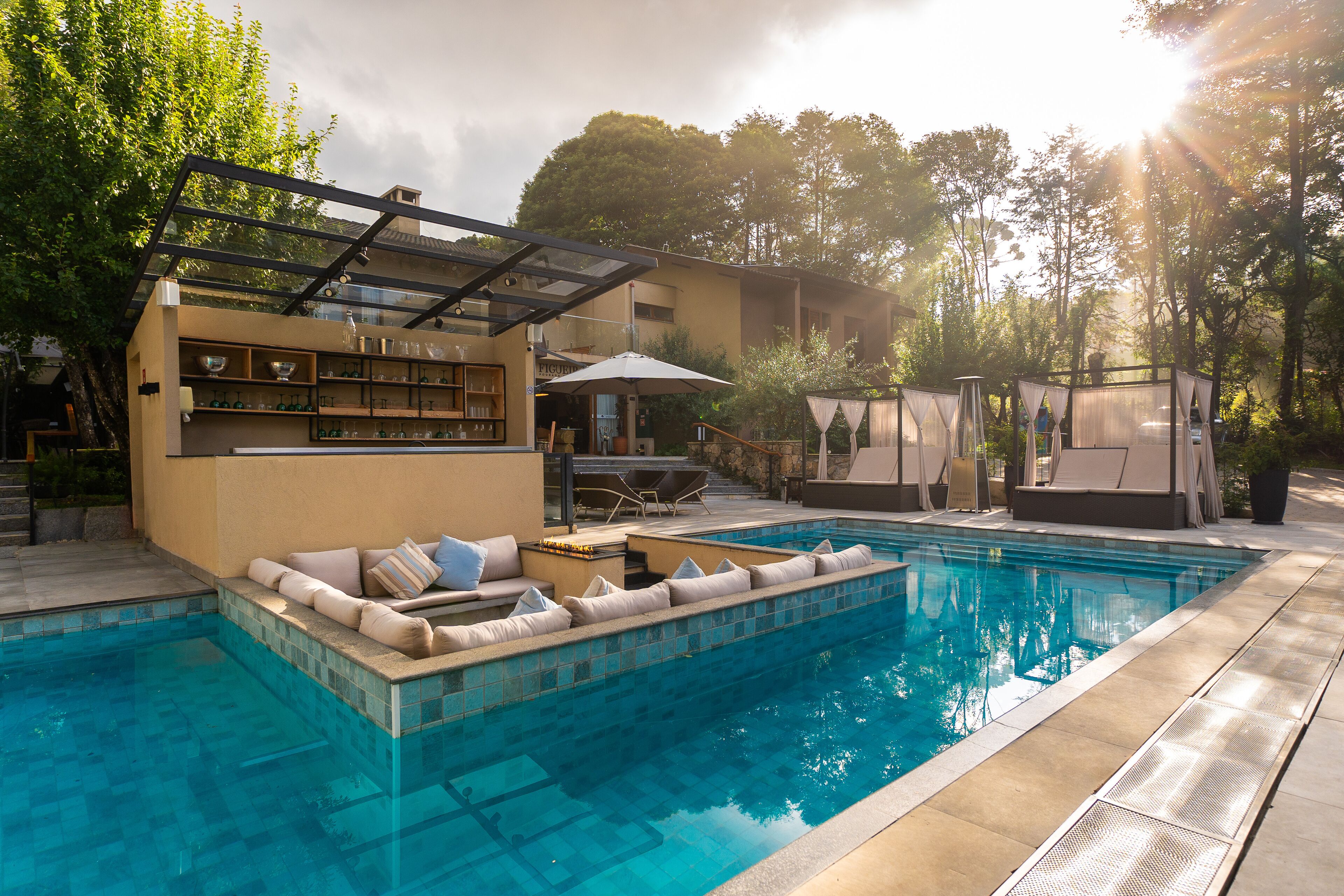 Una piscina al aire libre