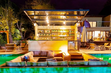 Una piscina al aire libre