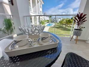 Outdoor dining - Pool view apartment in a quiet area within walking distance to a private beach. (Bávaro)