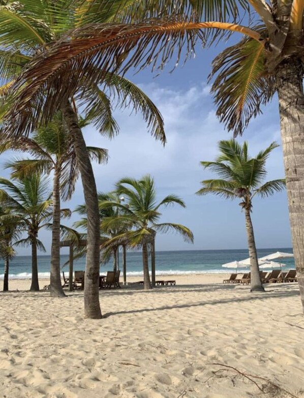 Plage à proximité, chaises longues, serviettes de plage