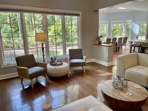 Smart TV, chimenea, Netflix y futbolito 