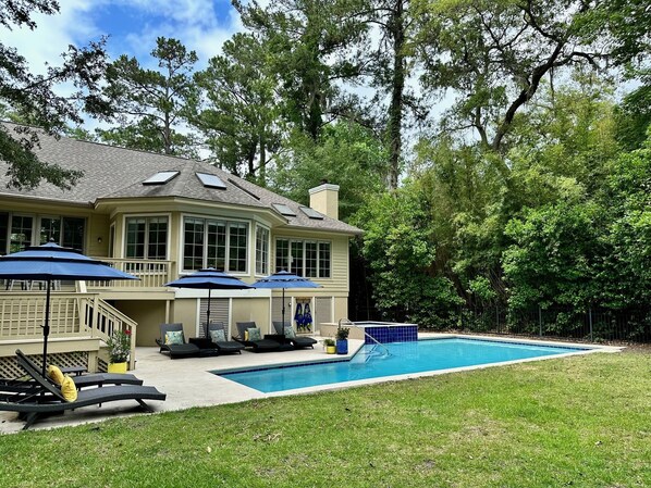 Alberca al aire libre, alberca climatizada y camastros