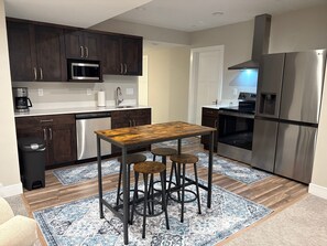 ثلاجة، ميكروويف، فرن، موقد طهي مسطح