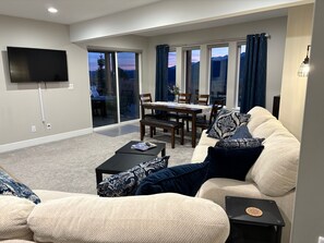 Smart TV, table football - Mountain retreat - close to 3 ski resorts! (Eden)