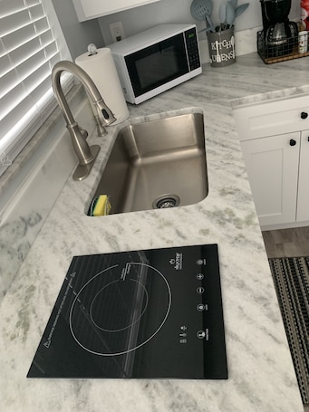 Fridge, microwave, stovetop, coffee/tea maker. Few blocks from Raymond James Stadium, few blocks from St Joseph Hospital .