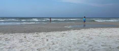 Sur la plage, chaise longue, serviettes de plage