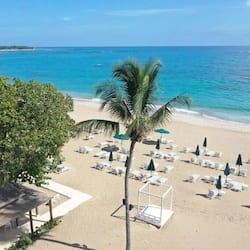 On the beach, white sand, free beach shuttle, sun-loungers