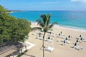 På stranden, vit sandstrand och gratis transport till/från stranden