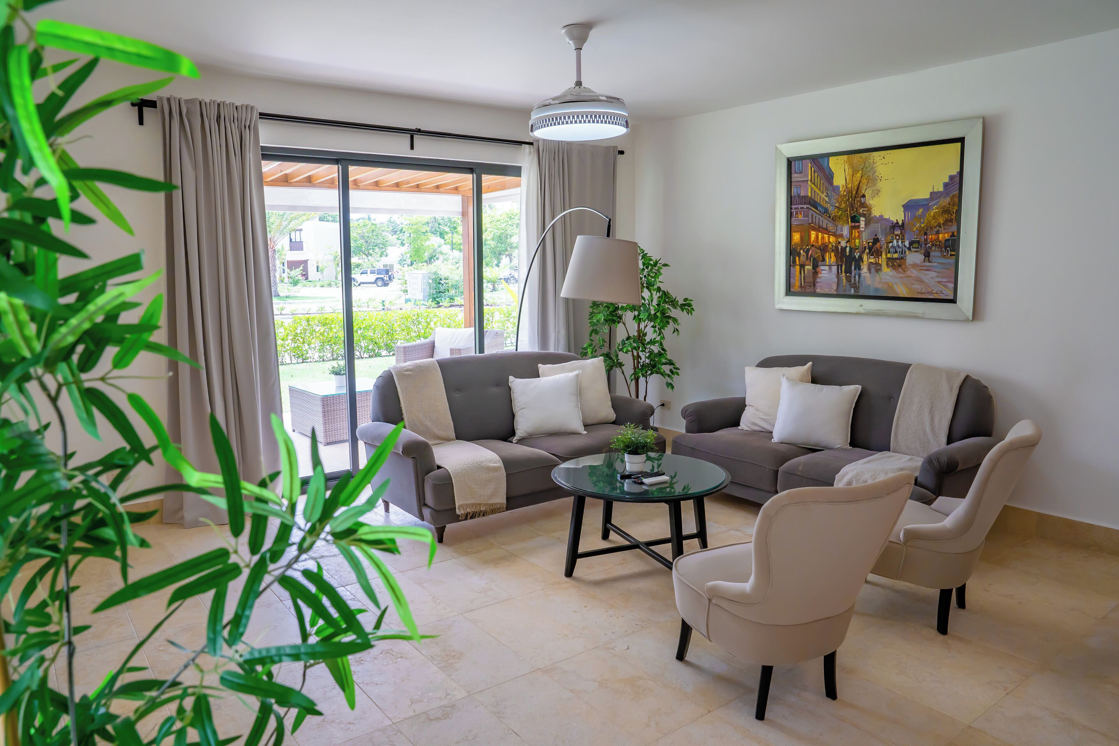 Familiehus, 3 soverom, terrasse, bakgårdsutsikt | Oppholdsområde | En 32-tommers smart-TV med kabel-kanaler samt TV