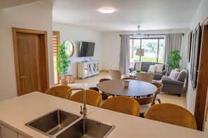 Casa familiar, 3 habitaciones, patio, vistas al patio | Zona de estar | Smart TV de 32 pulgadas con canales por cable, una televisión