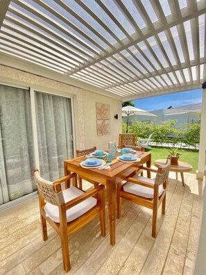 Villa Confort, balcón, vista al jardín | Terraza o patio