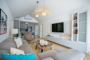 Villa Premium, 3 habitaciones, alberca privada, vista a la alberca | Área de sala de estar | Smart TV de 32 pulgadas con canales por cable y televisión 