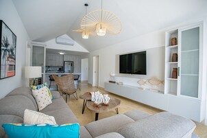 尊荣别墅, 3 间卧室, 私人游泳池, 泳池景观 | 起居区 | 32-英寸智能电视 （配备有线频道）、电视