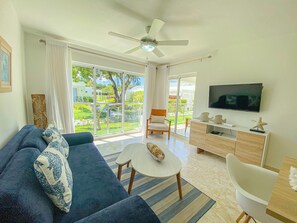 Căn hộ Deluxe, 2 phòng ngủ, ban công, quang cảnh vườn | Khu phòng khách | Smart TV 32-inch có truyền hình cáp, TV 