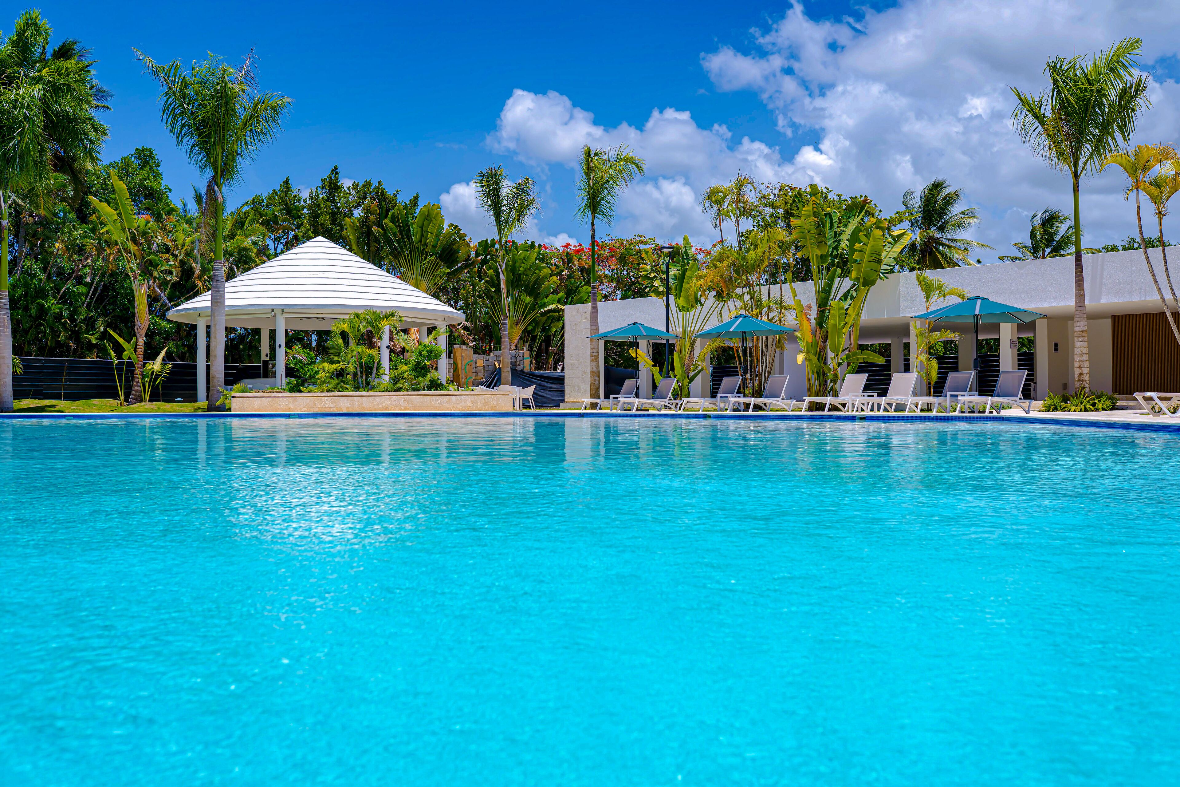 4 outdoor pools, open 8:00 AM to 7:00 PM, pool umbrellas