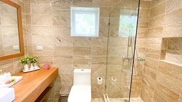 Comfort Villa, Balcony, Garden View | Bathroom | Shower, hair dryer, towels, shampoo