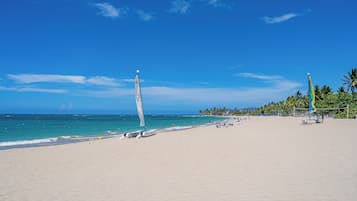 On the beach, white sand, free beach shuttle, sun-loungers