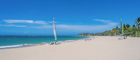 En la playa, arena blanca, traslado desde/hacia la playa gratis