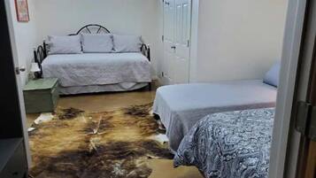 3 bedrooms, iron/ironing board, free WiFi, bed sheets