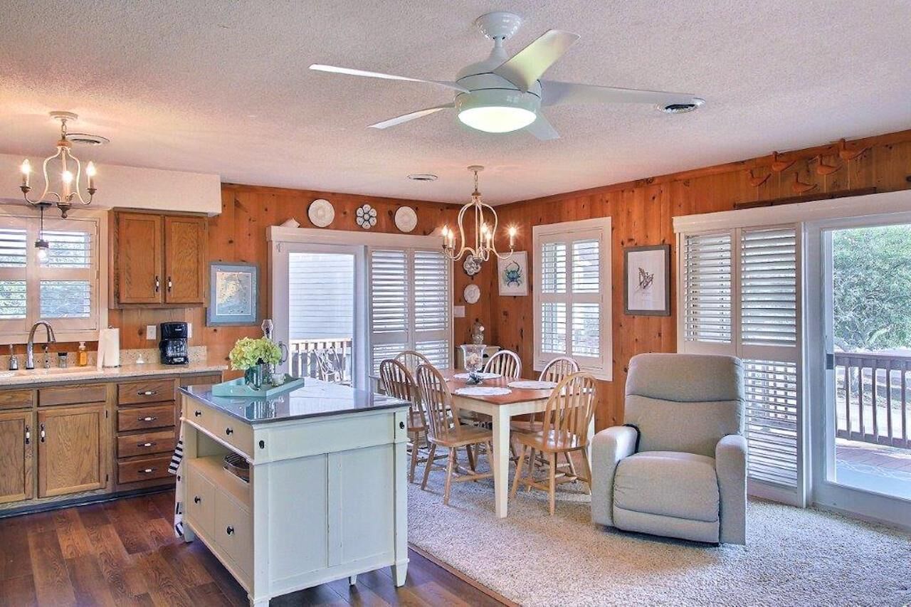 Entire classic OBX beach house with a Hot Tub