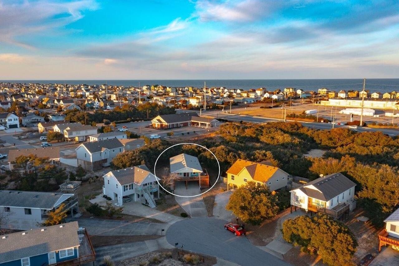 Entire classic OBX beach house with a Hot Tub