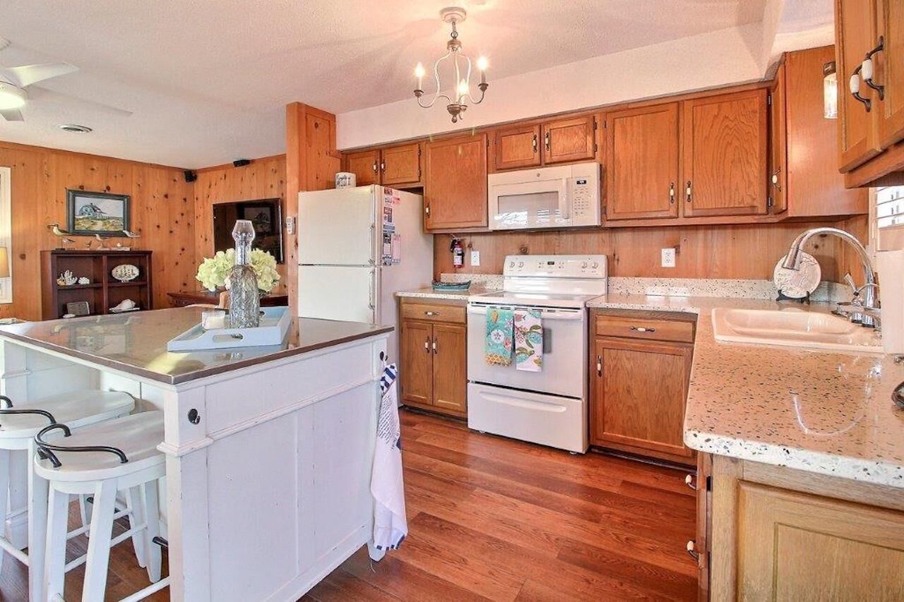 Entire classic OBX beach house with a Hot Tub