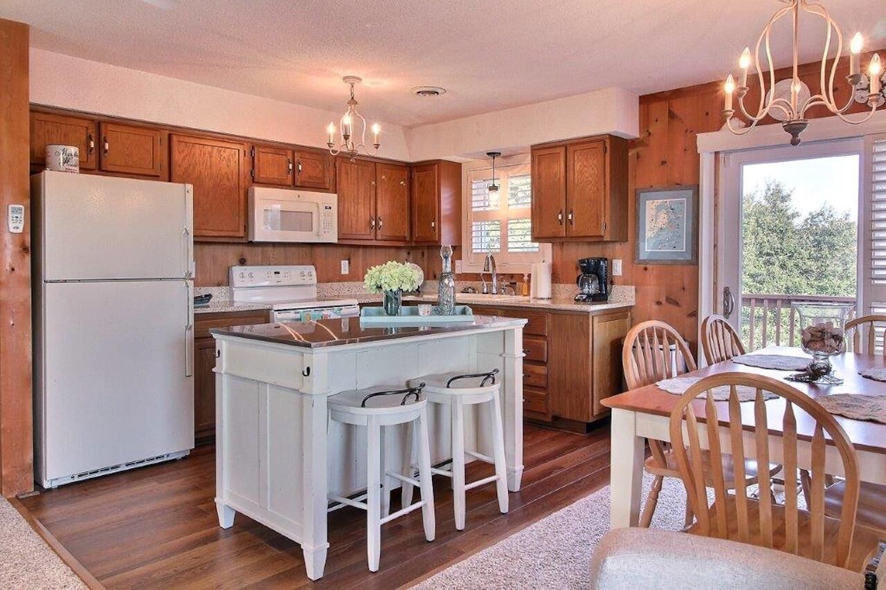 Entire classic OBX beach house with a Hot Tub