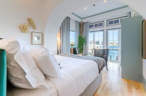 Deluxe Sea View | Hypo-allergenic bedding, minibar, in-room safe, soundproofing - Westlight Cascais Chalet - Adults Only. (Cascais)