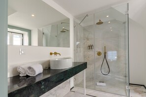 Junior Suite Sea View | Bathroom | Shower, free toiletries, hair dryer, bathrobes - Westlight Cascais Chalet - Adults Only. (Cascais)