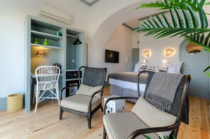Deluxe kamer, terras, uitzicht op zee | Hypoallergeen beddengoed, een minibar, een kluis op de kamer