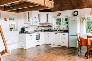 Jääkaappi, mikroaaltouuni, uuni, liesi