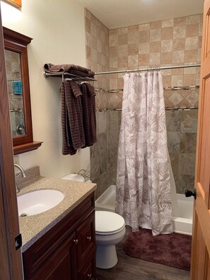 Duschwanne, Haartrockner, Handtücher