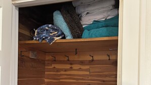 Un dressing avec des panneaux de bois et une tringle pour suspendre les vêtements.