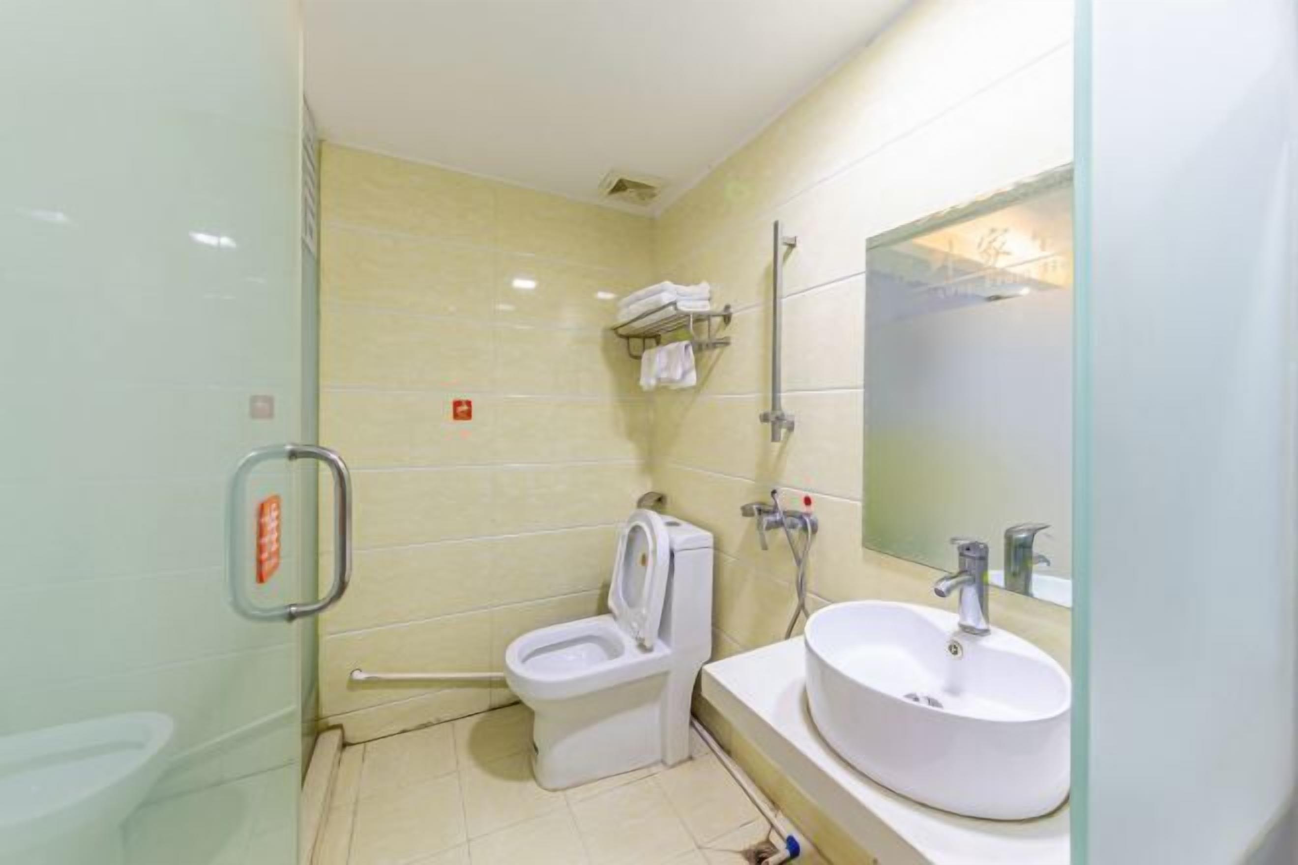 Un bany modern amb vàter, bidet i rentapel.