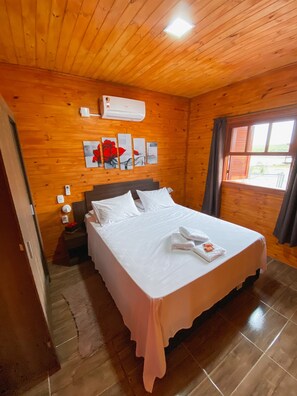 Chalet | Hypo-allergenic bedding, desk, blackout drapes, iron/ironing board - Recanto do Sinaleiro (Gramado)