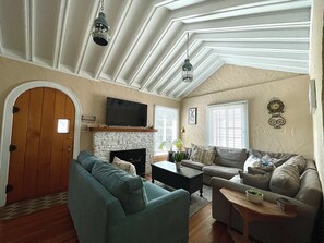 Living area - Charming 3 BD in Mt. Lookout, Near Downtown Cincy (Cincinnati)