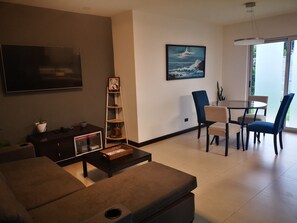 Smart TV - Nice House 10 min drive from Airport (San Isidro)