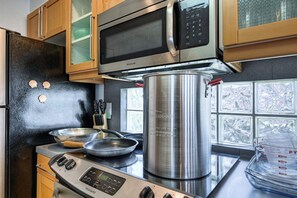 Frigorifero, microonde, forno, piano cottura