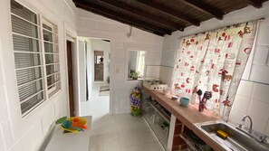 Kühlschrank, Mixer, Kochgeschirr/Geschirr/Besteck, Esstisch