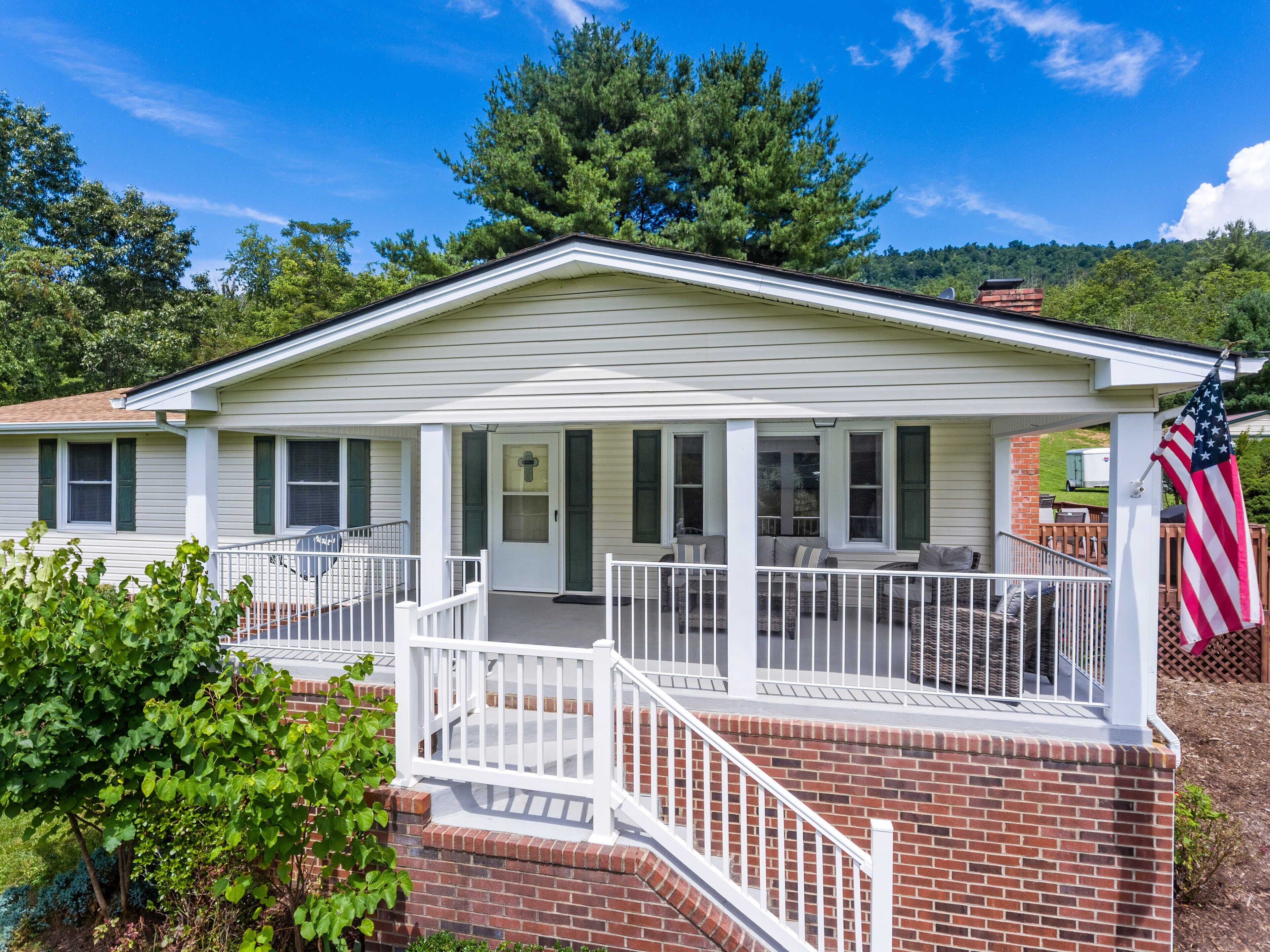 Country Retreat, Blacksburg Va, Sleeps 10, 9 miles to Va Tech & Close to Radford