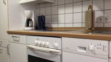 Een koelkast, een magnetron, een oven, een kookplaat