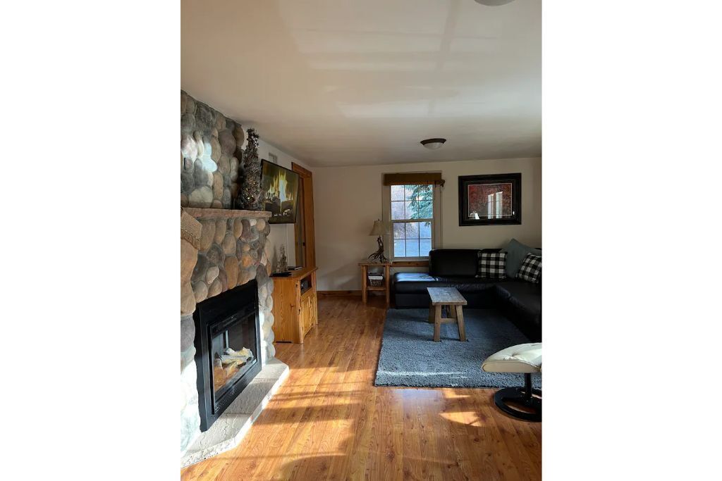 “The Cabin” On 410 A Nature Lovers Retreat!