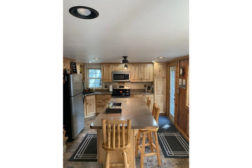 “The Cabin” On 410 A Nature Lovers Retreat!