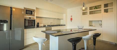 Frigorífico grande, microondas, horno y placa de cocina