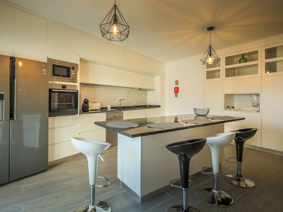 Full-size fridge, microwave, oven, stovetop