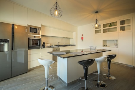 Full-sized fridge, microwave, oven, stovetop. Casa 4 caminhos