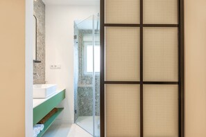 تجهيزات دش، مستلزمات مجانية للعناية الشخصية، مجففات شعر، مناشف