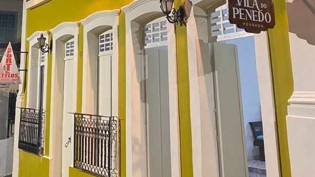 A yellow building with a sign reading "Vila do Penedo Pousada". - Pousada Vila do Penedo (Penedo)