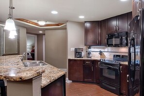 Fridge, microwave, oven, stovetop - Great views of the area. Spacious 2 Bed 2 Bath, washer/dryer full kitchen. (Oxon Hill)
